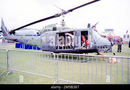 Royal New Zealand Air Force - Bell UH-1H Iroquois NZ3808 (msn 11707, panneau d'appel '08') du 3e Escadron, à Middle Wallop le 16 juillet 1988. Banque D'Images