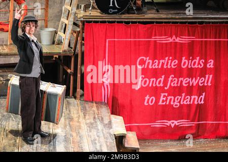 Londres, Royaume-Uni. 17th janvier 2023. Danielle Bird (Charlie Chaplin). Une scène de Charlie et Stan au Music Hall de Wilton. Charlie et Stan s'ouvrent dans le cadre de l'édition 47th du London International MIME Festival (LIMF) et rassemblent des artistes de théâtre physique dans une célébration de slapstick par une compagnie de théâtre très appréciée racontée par un Idiot. Credit: Imagetraceur/Alamy Live News Banque D'Images