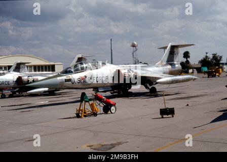 Luftwaffe - United States Air Force - Lockheed TF-104g Starfighter 66-13625, opérant à partir de la base aérienne de Luke, Arizona. Construit pour la Luftwaffe, mais exploité par l'USAF pour la formation des pilotes allemands. (Une fois la mission d'entraînement terminée, cet avion a été vendu à l'Armée de l'Air de la République de Chine sous la forme « 4196 »). Banque D'Images