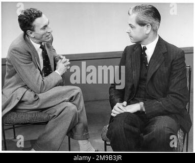 Raymond Baxter interviewer le capitaine James Linton A.F.C, un pilote de la BOAC Comet: Discuter de la récente introduction de la de Havilland Comet Boeing 707 sur les lignes aériennes transatlantiques, le 6 novembre 1958. Le programme a été diffusé sous le nom de « Spotlight No.7 » :'Jets Over the Atlantic'. Banque D'Images