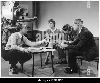 Raymond Baxter interviewer le capitaine James Linton A.F.C, pilote de la BOAC Comet et Mlle Megan O'Connor, hôtesse Pan-Am: Discuter de la récente introduction de la de Havilland Comet du Boeing 707 sur les lignes aériennes trans-atlantiques, le 6 novembre 1958. Le programme a été diffusé sous le nom de « Spotlight No.7 » :'Jets Over the Atlantic'. Banque D'Images