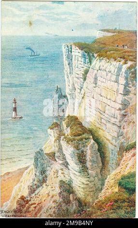 La photo regarde vers le bas du sommet des falaises sur une plage à un phare dans la mer et au-delà à un petit bateau à vapeur. Lloyds avait une station de signalisation à la tour de surveillance sur la falaise. Après cela, vers 1904, il est devenu un kiosque vendant des cartes postales etc mais qui a fermé en 1939. Maintenant c'est un mémorial. Cette carte postale est estampillée comme ayant été achetée dans le kiosque. Banque D'Images