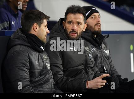 Carlos Corberan, directeur de West Bromwich Albion (au centre) avant le match de troisième tour de la coupe Emirates FA au Hawthorns, West Bromwich. Date de la photo: Mardi 17 janvier 2023. Banque D'Images