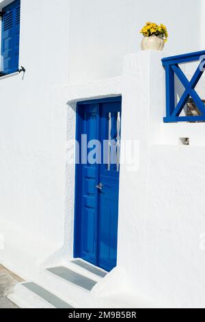 Entrée à une maison sur l'île grecque de Santorini montrant la porte bleue et les volets de fenêtre. Banque D'Images