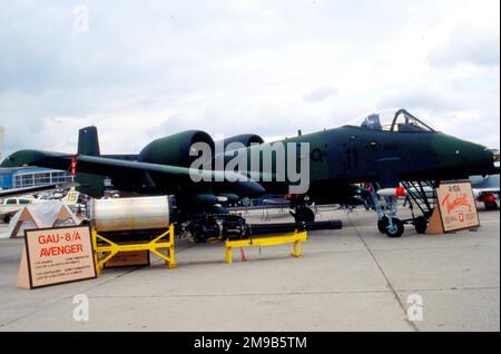 United States Air Force (USAF) - Fairchild A-10A Thunderbolt II 77-0268 (msn 193, code de base 'WR'), présenté à l'aéroport du Bourget pour le salon de l'air de Paris le 16 juin 1979, avec un exemple d'exposition de l'impressionnant canon de Gatling 30mm GAU-8/A Avenger. Banque D'Images