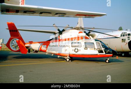 Garde côtière des États-Unis - Aeropatiale HH-65A Dolphin 6569 (MSN 6263, sa-366G-1), de la station aérienne de la Garde côtière Borinquen, à la RAF Fairford le 13 juillet 1989 pour le Royal International Air Tattoo. Banque D'Images