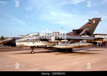 Marineflieger - Panavia Tornado IDS 43+69 (msn GS042), de MarineFliegerGeschwader 1, à la RAF Mildenhall Air Fete le 26 mai 1985. (Marineflieger - Aviation navale allemande) Banque D'Images