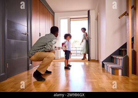 Parents à la maison aider son se préparer à aller à l'école Banque D'Images