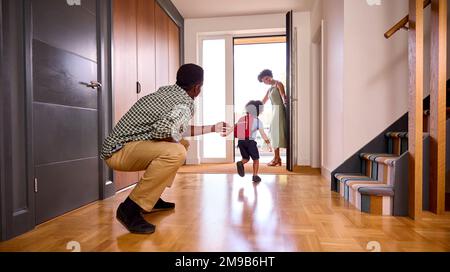 Parents à la maison aider son se préparer à aller à l'école Banque D'Images