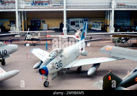 Amérique du Nord F-86F-35-NA Sabre 5316 (msn 191-938, ex 52-5242), ex-Armée de l'Air portugaise, au Musée Royal de l'Armée et d'Histoire militaire, à Bruxelles. Banque D'Images