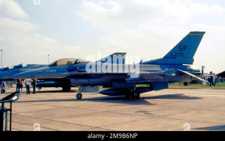 United States Air Force (USAF) - General Dynamics F-16C Bloc 30D Fighting Falcon 86-0270 (msn 5C-376, code de base « S »), de l'escadron tactique de combat 81st/aile tactique de combat 52nd de la base aérienne de Spangdahlem, à la RAF Mildenhall, le 28 mai 1988, pour la fête aérienne de Mildenhall. Banque D'Images