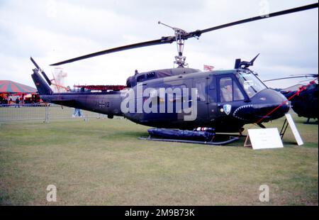 Luftwaffe - Dornier-Bell UH-1D 71+12 (msn 8172), de HTG64, à Middle Wallop le 16 juillet 1988. Banque D'Images