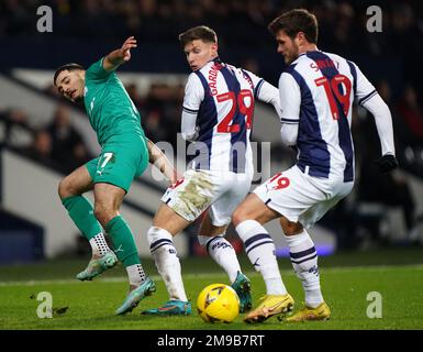 Armando Dobra de Chesterfield (à gauche) en action avec Taylor Gardner-Hickman de West Bromwich Albion (au centre) et John Swift lors du troisième match de répétition de la coupe Emirates FA aux Hawthorns, West Bromwich. Date de la photo: Mardi 17 janvier 2023. Banque D'Images