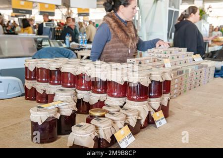 11 août 2019. Istra, région de Moscou. Oleg Sirota Cheese and Farm Products Festival. Assortiment de confiture dans des pots en verre. Petite entreprise en Russie Banque D'Images