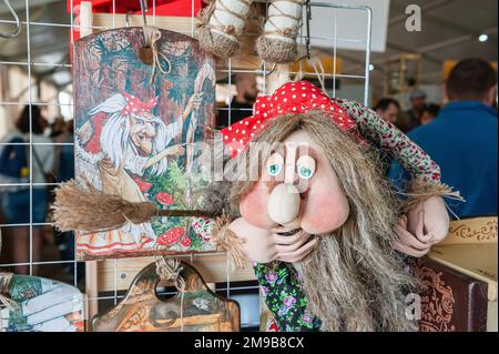 11 août 2019. Istra, région de Moscou. Salon du fromage et des produits agricoles. Baba Yaga est l'héroïne des contes de fées russes. Jouets faits main Banque D'Images