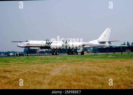 Russian Air Force - Tupolev Tu-95MS 23 Black (msn 34379), à RAF Fairford le 30 juillet 1994 pour le Royal International Air Tattoo. (Nom du rapport OTAN 'Bear-H'). Banque D'Images