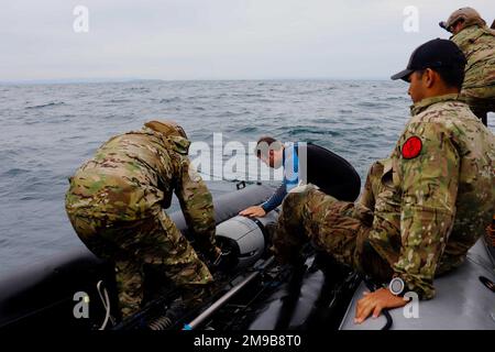 220515-O-NR876-253 MER DU JAPON (15 mai 2022) membres de l'unité mobile d'élimination des explosifs (EODMU) 11 déployer le MK 18 MOD 2 Kingfish pendant l'exercice Noble Vanguard. Le Kingfish est un véhicule sous-marin sans pilote doté de capacités de sonar pour balayer le fond de l'océan à la recherche de mines potentielles. Noble Vanguard sert de facilitateur pour renforcer les tactiques et techniques de différents ensembles de missions qui contribuent à la stabilité régionale. Banque D'Images