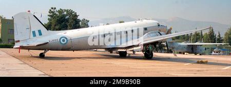 Douglas C-47B-10-DK Dakota KJ960 (msn 14807, ex 43-48991), exposé au Hellenic Air Force Museum, on Tatoi AB, Dekeleia, Grèce Banque D'Images