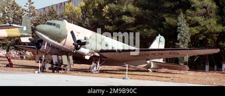 Douglas C-47B-10-DK 43-49111 (MSN 14927/26372), exposé au Musée de la Force aérienne hellénique, on Tatoi AB, Dekeleia, Grèce Banque D'Images