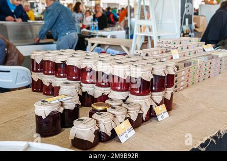 11 août 2019. Istra, région de Moscou. Oleg Sirota Cheese and Farm Products Festival. Assortiment de confiture dans des pots en verre. Petite entreprise en Russie Banque D'Images