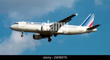 Airbus A320-211 F-GFKL (msn 101), d'Air France, à l'approche de l'aéroport international d'Athènes. Banque D'Images