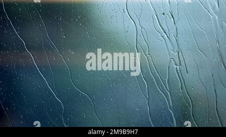Gouttes de pluie sur la fenêtre voyageant en train sous la pluie Banque D'Images