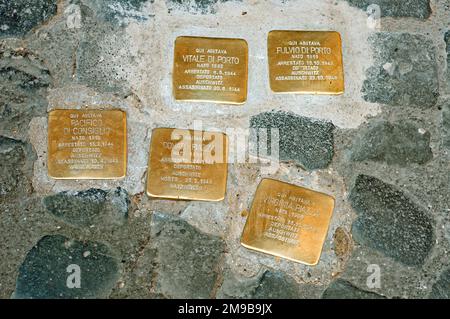 Stolpersteine, pavés en laiton commémoratifs pour les victimes de la Shoah dans le ghetto juif, Rome, Italie Banque D'Images