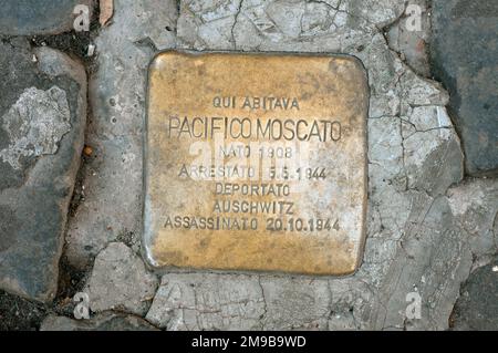 Stolpersteine, pavé commémoratif en laiton pour les victimes de la Shoah dans le ghetto juif, Rome, Italie Banque D'Images