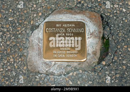 Stolpersteine, pavé commémoratif en laiton pour les victimes de la Shoah dans le ghetto juif, Rome, Italie Banque D'Images