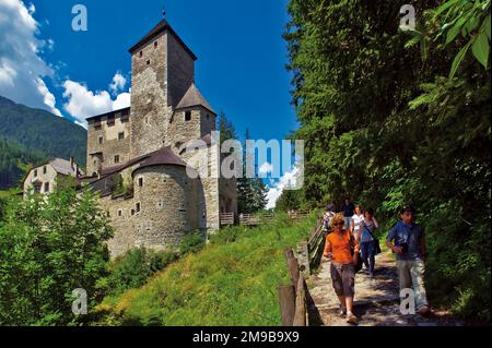 Italie Tyrol du Sud Campo Tures Taufers château et poeoples en visite Banque D'Images