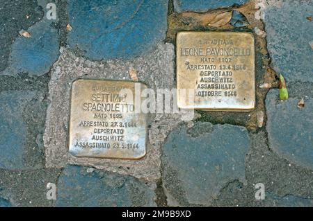 Stolpersteine, pavés en laiton commémoratifs pour les victimes de la Shoah dans le ghetto juif, Rome, Italie Banque D'Images