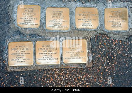 Stolpersteine, pavés en laiton commémoratifs pour les victimes de la Shoah dans le ghetto juif, Rome, Italie Banque D'Images