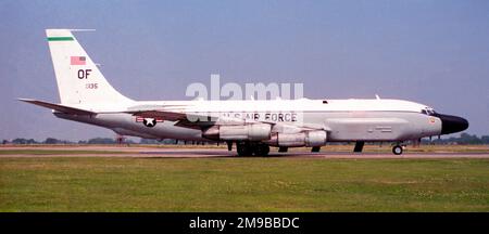 United States Air Force - Boeing RC-135W Rivet joint 62-4135 'Rapture' (MSN 18475), à RAF Mildenhall en août 1997. Banque D'Images