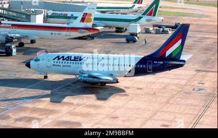 Boeing 737-2T4 HA-LEM (msn 22804, numéro de ligne 908), de Malev Hungarian Airlines Banque D'Images