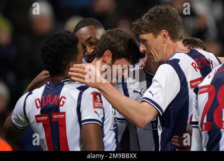 John Swift de West Bromwich Albion (deuxième à gauche) célèbre avec des coéquipiers après avoir marqué le premier but de leur côté pendant le match de troisième manche de la coupe Emirates FA au Hawthorns, West Bromwich. Date de la photo: Mardi 17 janvier 2023. Banque D'Images