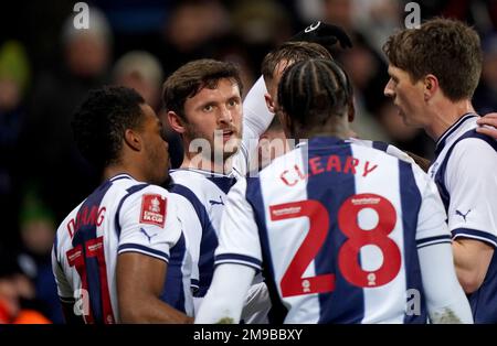 John Swift de West Bromwich Albion (deuxième à gauche) célèbre avec des coéquipiers après avoir marqué le premier but de leur côté pendant le match de troisième manche de la coupe Emirates FA au Hawthorns, West Bromwich. Date de la photo: Mardi 17 janvier 2023. Banque D'Images