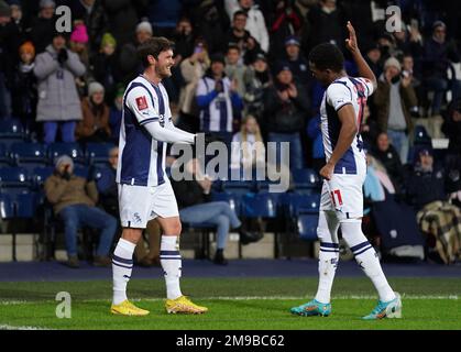 John Swift (à gauche) de West Bromwich Albion célèbre avec son coéquipier Grady Diangana après avoir marqué le premier but de leur côté pendant le match de troisième tour de la coupe Emirates FA au Hawthorns, West Bromwich. Date de la photo: Mardi 17 janvier 2023. Banque D'Images