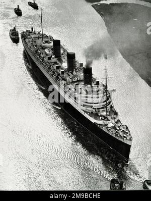 Sept remorqueurs aident à diriger RMS Queen Mary vers le bas de la rivière Clyde Banque D'Images