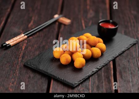 boules de poisson en pâte avec baguettes - vue de dessus de cuisine asiatique Banque D'Images