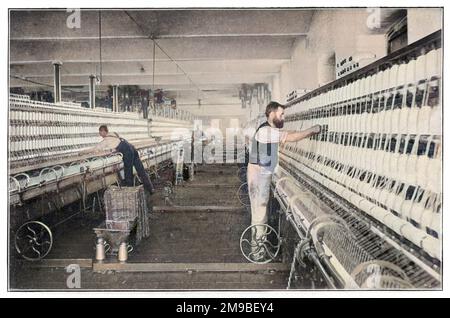 Hommes travaillant dans une usine de coton du Lancashire. Banque D'Images