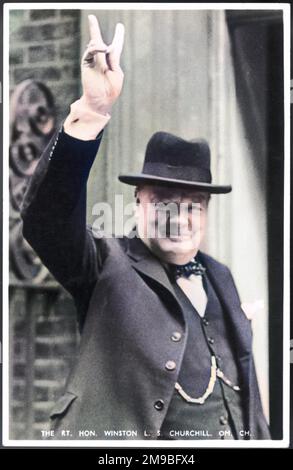 WINSTON CHURCHILL (1874 - 1965), homme d'État et auteur britannique donne le V-sign. Banque D'Images