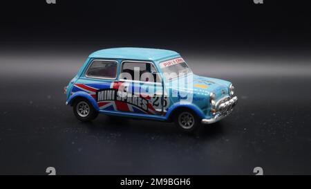 Gros plan d'un Mini Cooper bleu clair sur fond noir Banque D'Images