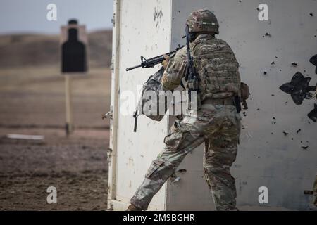 Les techniciens d'élimination des munitions explosives (EOD) sont en compétition à la compétition All Army team of the Year (toy) à fort Carson, Colorado, 16 mai 2022. Cette année, le 71st Ordnance Group accueille le tout-jouet de l'armée où les équipes 52nd Ordnance Group, 71st Ordnance Group, 48th Chemical Brigade, 303rd Ordnance Battalion et 718th Ordnance Company, mettent leurs compétences à l'épreuve dans un environnement d'entraînement physiquement et mentalement exigeant. Banque D'Images