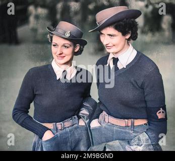 Deux anciens ouvriers du moulin, les sœurs Ava et Blanche Horn, (« premières filles de Bevin » - conscrits et bénévoles de l'Armée de terre) sont photographiés à Londres en route pour le « Sud ». Banque D'Images