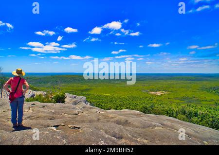 Femme regardant depuis le Mont Chudalup au-dessus des landes de la vaste étendue plate du parc national d’Entrecosaux dans le sud de l’Australie occidentale Banque D'Images