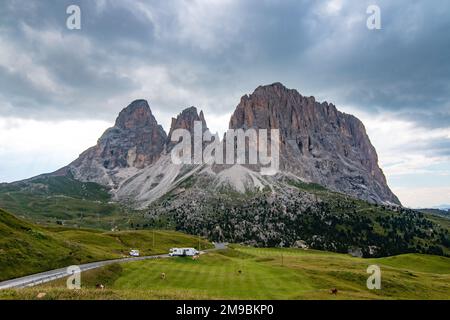 Montagnes pittoresques des Alpes italiennes dans les Dolomites, Val Gardena, Sella Pass, Sassolungo. Destination de voyage idéale pour les voyages à moto et Banque D'Images