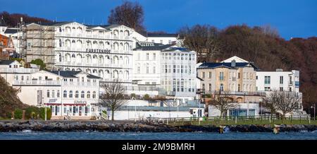 Sassnitz, Allemagne. 17th janvier 2023. Vue sur la vieille ville rénovée de Sassnitz, sur l'île de Rügen. Les villas, les hôtels et les maisons d'hôtes ont été construits vers le début du siècle dans le style de l'architecture de station balnéaire le long de la promenade de la plage. Depuis 1998, Sassnitz, souvent désigné comme le Nice de la mer Baltique dans la région, est un "complexe reconnu". Credit: Jens Büttner/dpa/Alay Live News Banque D'Images