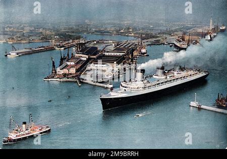 Photographie du paquebot français de luxe 'Normandie', quittant le Havre lors de son premier voyage. Quand elle est arrivée à New York, 4 jours et trois heures plus tard, elle avait capturé le Blue Riband assez facilement, brisant tous les records de l'Atlantique dans le processus. Banque D'Images