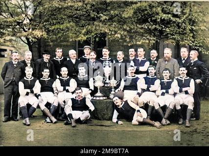 Aston Villa football Club, avec l'équipe pour la saison 1896-1897. La photo montre: Rangée arrière, de gauche à droite: G.B. Ramsay (secrétaire), M. V.A. Jones, J.Grierson (formateur), H.Spencer, F.Cooper, T.Wilkes, J. Ansell (président), D. Hodgetts, J.E. Margoschis (président), C.S. Johnstone, J. Welford, I. Whitehouse, W. McGregor, J.T. Lees, F.W. Rinder. Rangée centrale, assise, de gauche à droite : R. Chatt, J.W. Crabtree, J. Reynolds, Jas. Cowan, J. Devey (capitaine), F. Burton, D. Athersmith, J. Campbell. Rangée avant, au sol, de gauche à droite : S. Smith, John Cowan.
