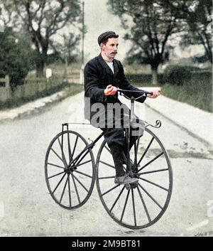 Un cycliste sur un vélo 'Bone Shaker' des 1840s à 1850s. Ce type de vélo était innovant en ayant des pédales, mais n'est pas son moniker par l'utilisation de roues en bois massif ou en métal. Banque D'Images